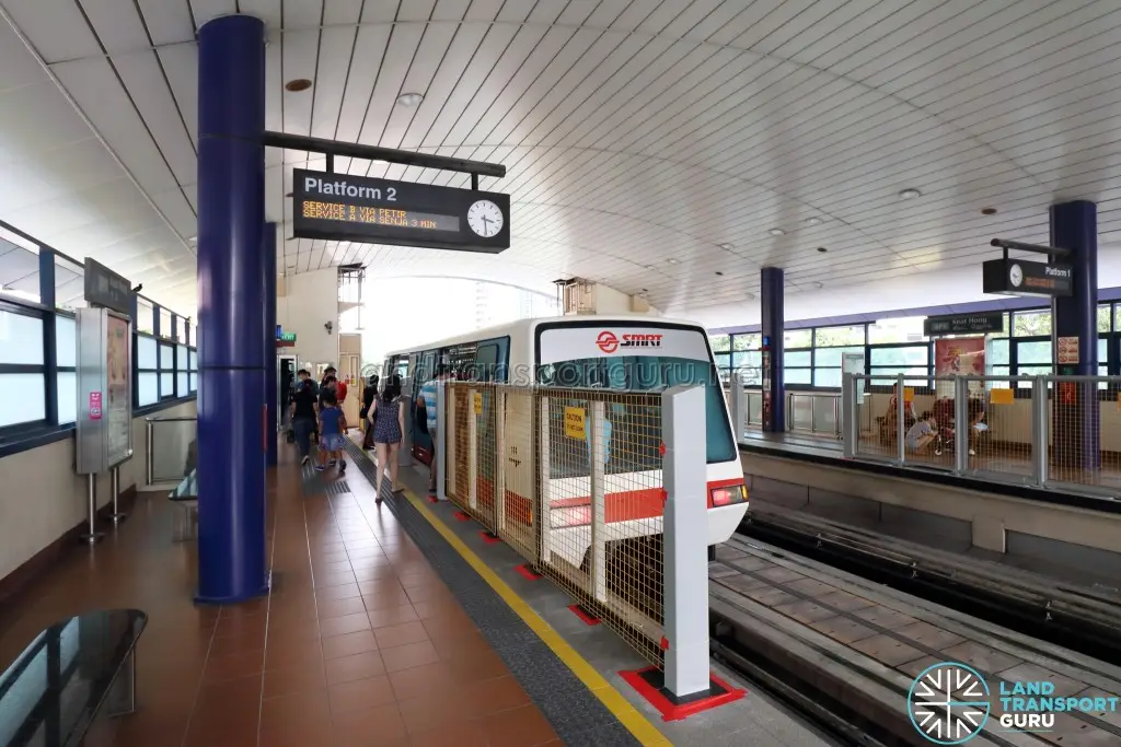 Platform edge barriers at Keat Hong station